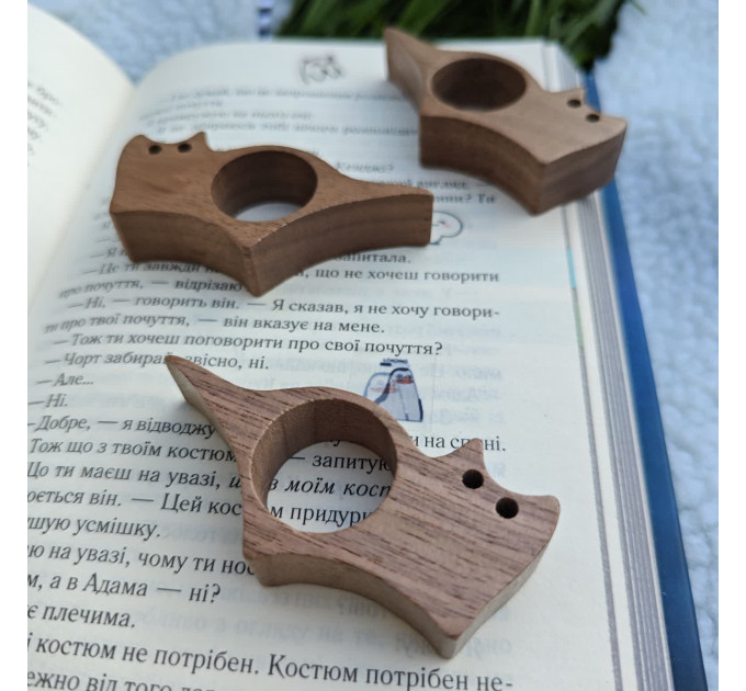Деревянный держатель страниц "Котик-читатель"