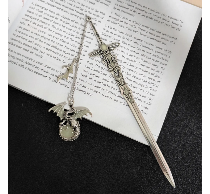 Металева закладка для книг з мечем і драконом, що світиться вночі Металева закладка для книг з мечем і драконом, що світиться вночі