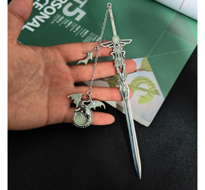 Металева закладка для книг з мечем і драконом, що світиться вночі