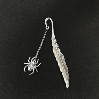 Металева закладка для книги з павуком і пером, що світиться вночі Металева закладка для книги з павуком і пером, що світиться вночі