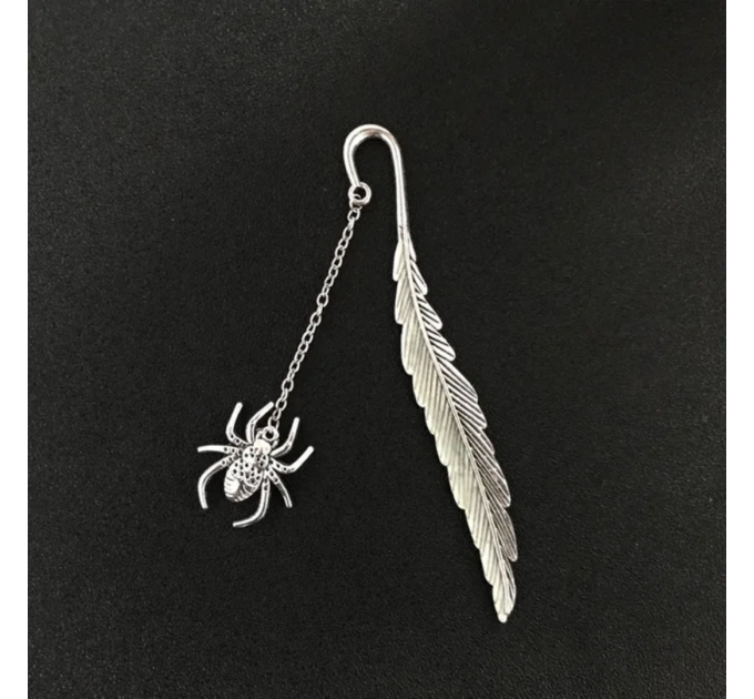 Металева закладка для книги з павуком і пером, що світиться вночі