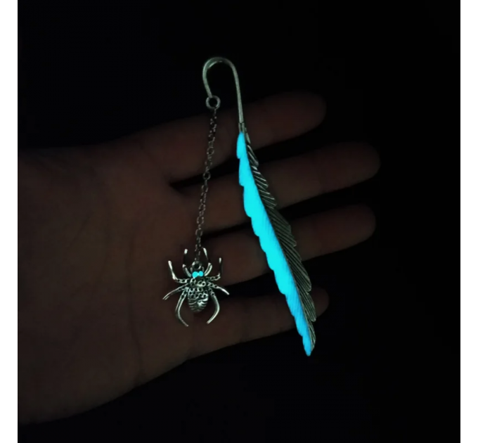 Металева закладка для книги з павуком і пером, що світиться вночі