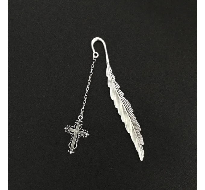 Металева закладка для книги з хрестом і пером, що світиться в темряві