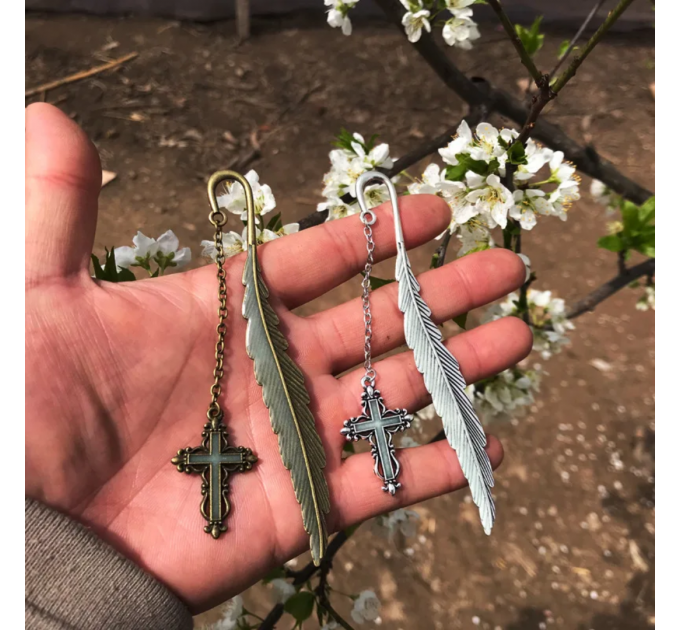 Металева закладка для книги з хрестом і пером, що світиться в темряві