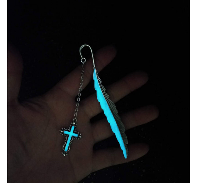Металева закладка для книги з хрестом і пером, що світиться в темряві