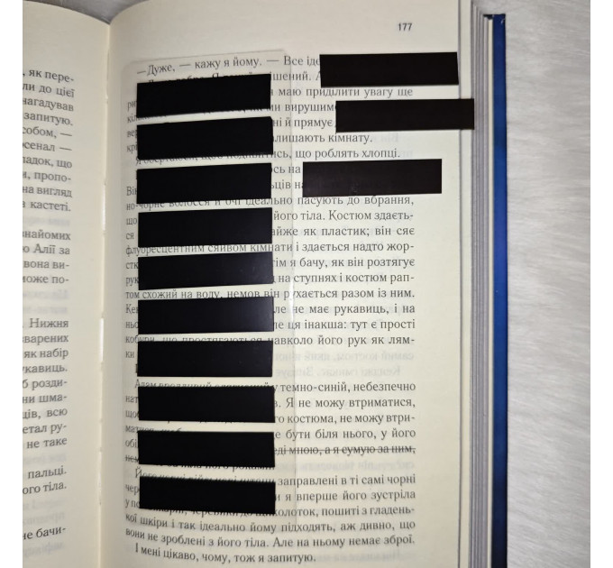 Чорні стікери-закладки: позначай свої улюблені місця в книзі!